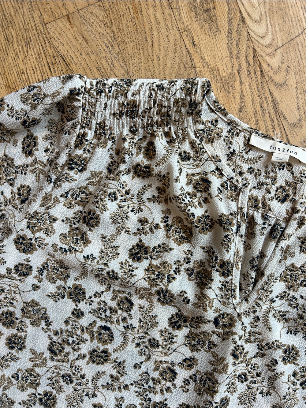 ๐ธ3 FOR $20๐ธ fun 2 fun Cream and Brown Floral Smocked Yoke Blouse - Picture 4 of 8
